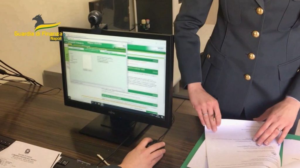 Truffa sui buoni 18 App a Napoli, coinvolti un edicolante e 530 giovani