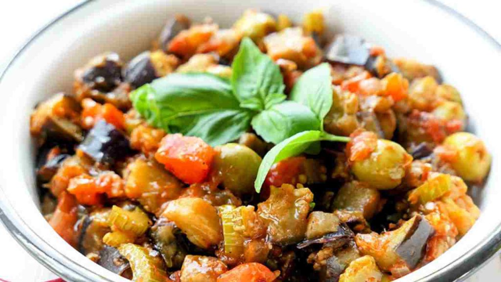 Caponata di melanzane, la ricetta originale delle nonne siciliane: ti basta questo per soddisfare tutti i palati