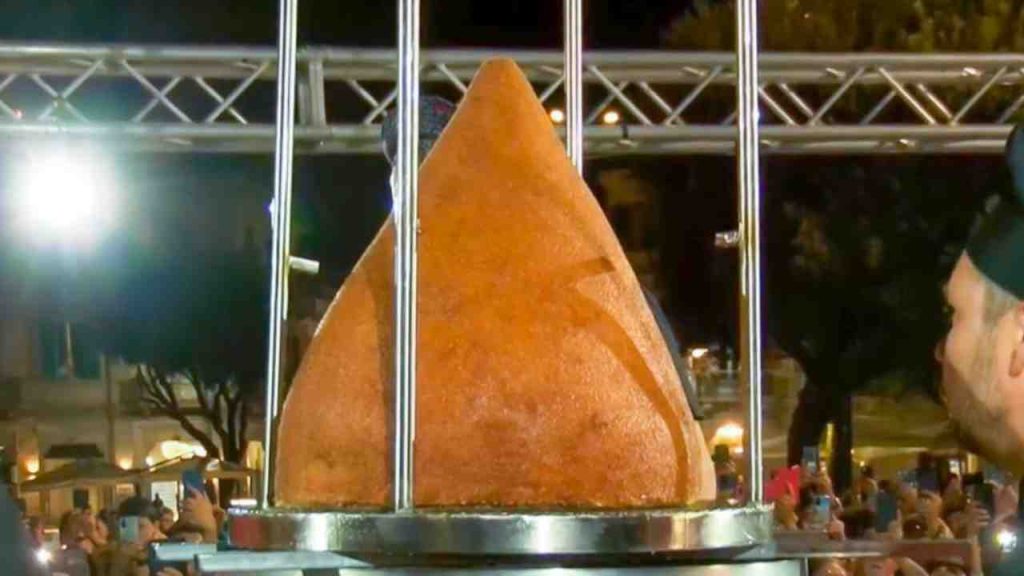 56 kg e Guinness World Record: l’arancino più grande della storia arriva dalla Sicilia orientale – FOTO