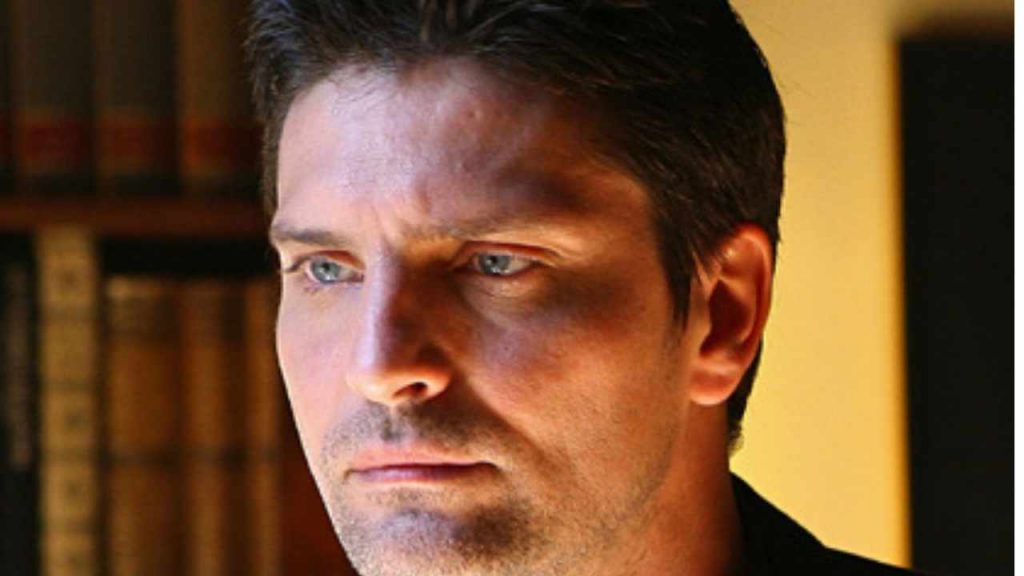 Addio Lorenzo Flaherty, dopo decenni in tv è successo davvero: non c’è stato nulla da fare | Hanno provato di tutto