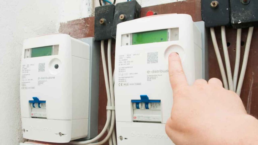 Contatore luce, con questa tecnica non si paga nulla: è illegale ma la bolletta smette di arrivare