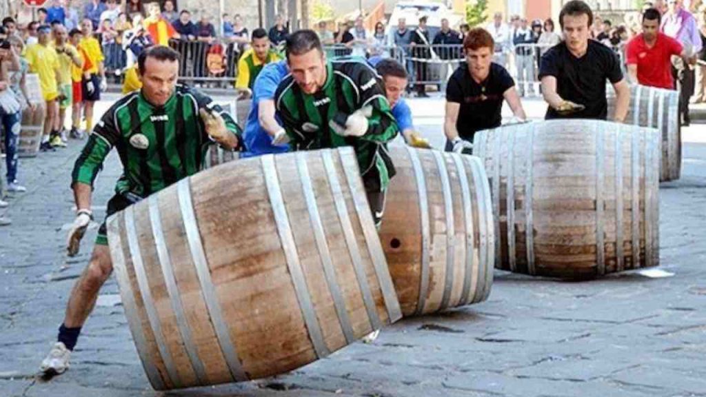 Vengono da tutta Italia per partecipare alla “Corsa delle botti” e per mangiare i “frittuli”: ecco il Palio di Sicilia che questo weekend non puoi assolutamente perdere