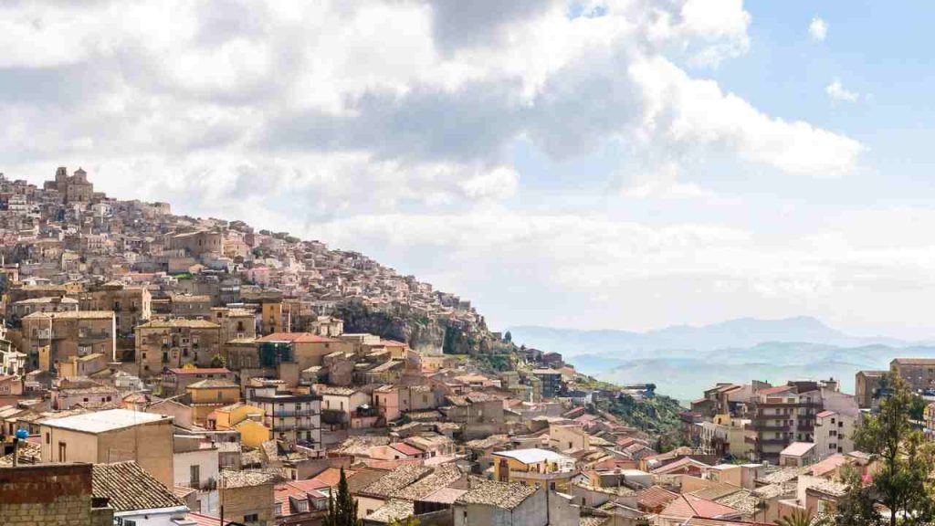 Il suo centro storico resiste dai tempi di Troia ed oggi è una meraviglia tra storia… e grande shopping: il borgo più bello d’Italila si trova in provincia di Enna