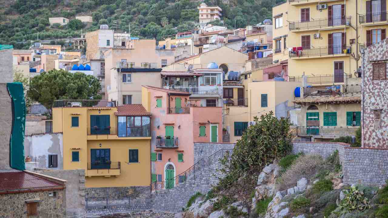 Compra qui la tua casa, costa solo 1€: l’iniziativa del comune siciliano fa furore | Vengono da tutto il mondo