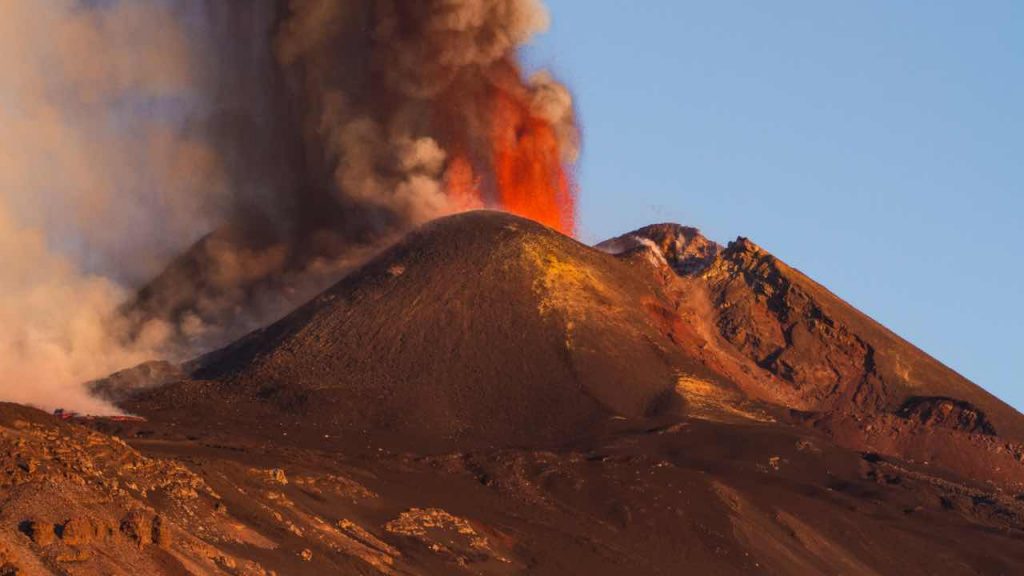 Etna in attività: intensa fase stromboliana al cratere di Nord-Est
