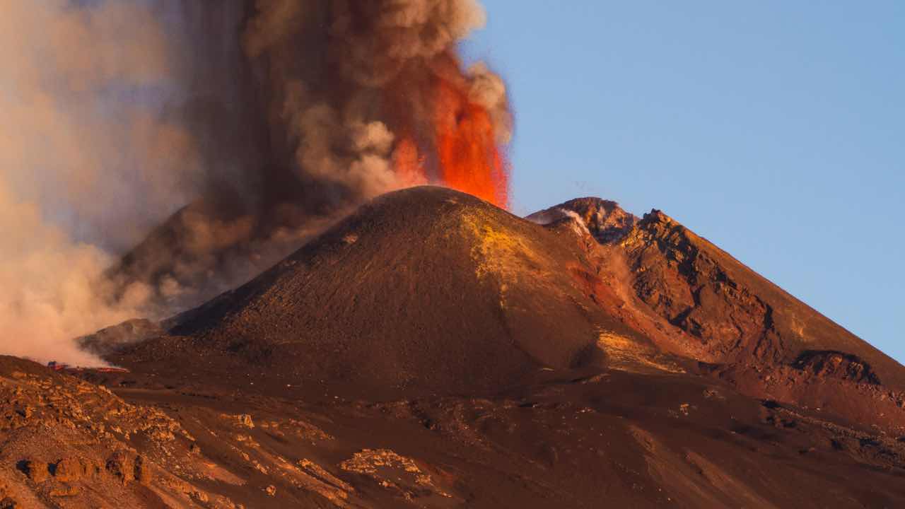 Etna, dalla montagna spuntano i “morti” | Ecco dove puoi vedere lo spettacolo mozzafiato