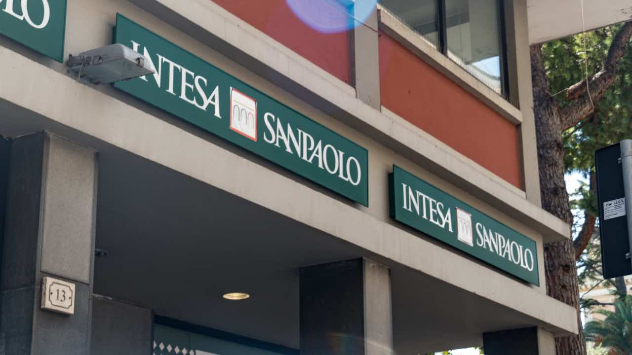 Intesa San Paolo, chiusura bancomat: da oggi dovrai ritirare così