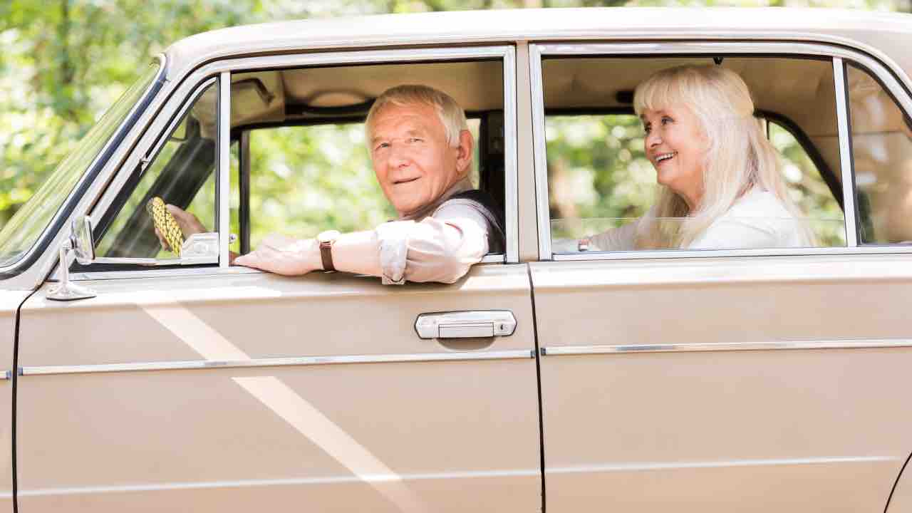 Patente, se hai 65 anni non puoi più guidare così | Se ti beccano addio automobile