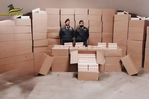 Sequestrate 1,2 tonnellate di sigarette di contrabbando: arrestata una donna