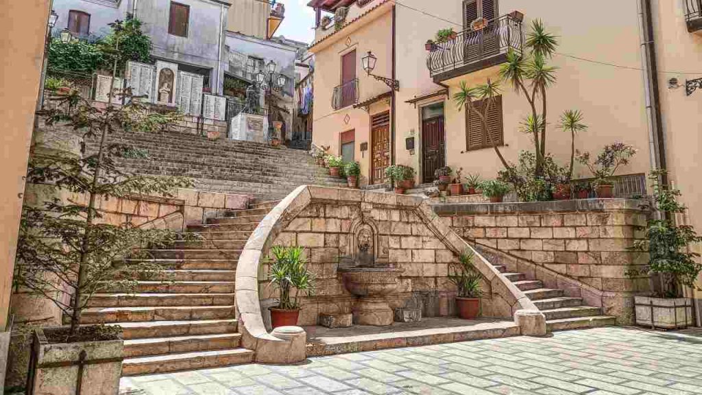 Montagne, paesaggi naturali, pace e hai pure 3 notti gratis: il borgo siciliano da 2000 anime nascosto tra i Nebrodi | Non puoi non visitarlo