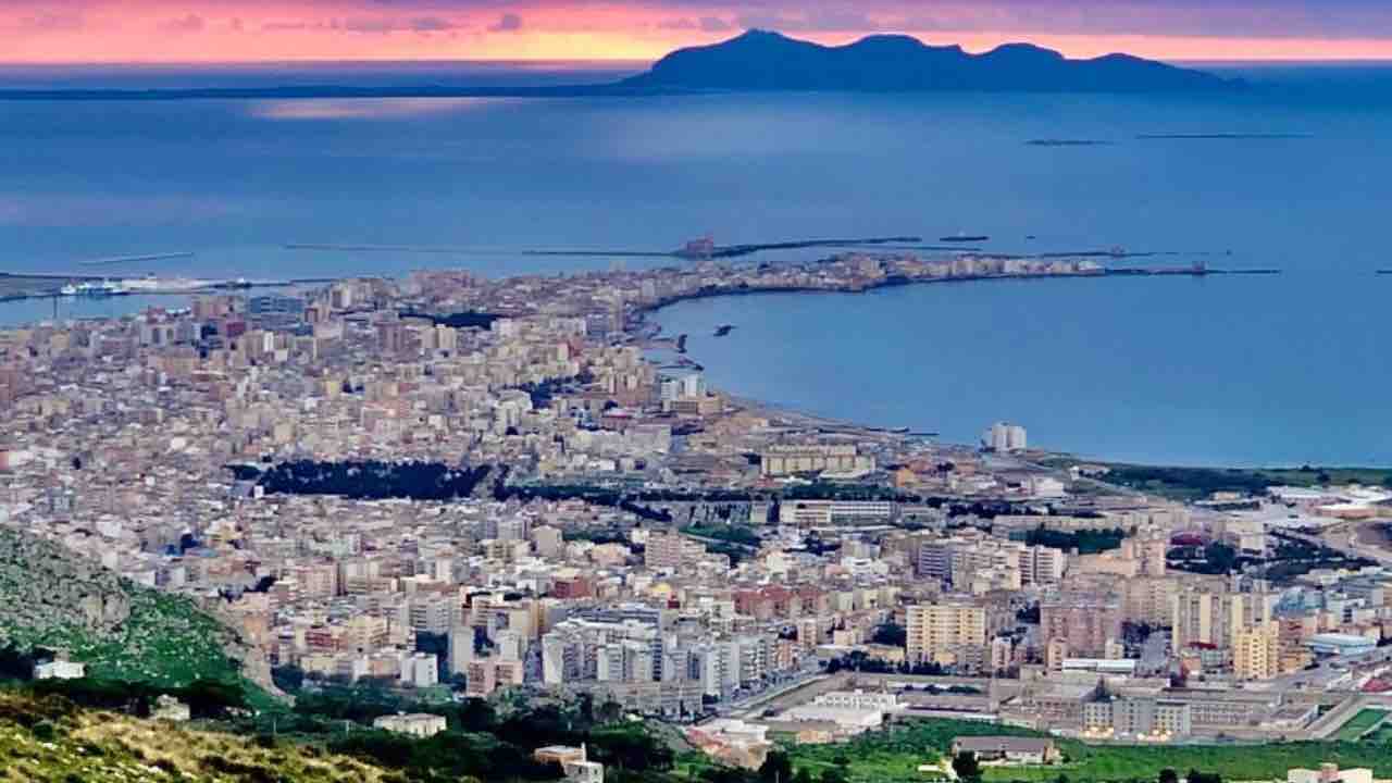 La località in provincia di Trapani dove il mare è completamente rosa: uno spettacolo impareggiabile | Se vieni in Sicilia non puoi perderlo