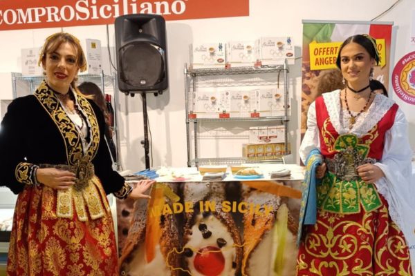 ‘Benvenuto Cannolo’ , Piana degli Albanesi si illumina con un albero di cannoli: tutte le iniziative del Natale  2023