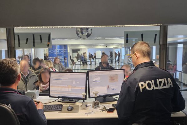 Tentano di partire per Malta con documenti falsi: arrestati due uomini