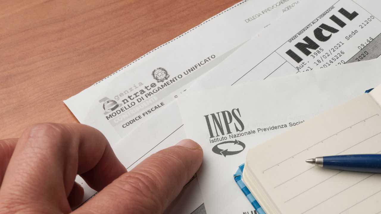 Lavoratori dipendenti, un’altra mazzata dall’INPS: sulla busta paga scompare un compenso giornaliero | Come recuperarlo