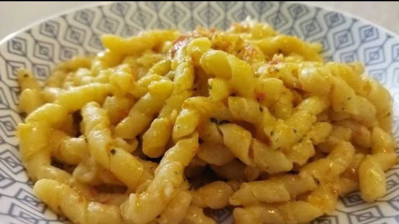 Pasta cu l’agghia, è la ricetta più strana di tutta la Sicilia: c’è un ingrediente che non ti aspetti I Fidati: è squisita