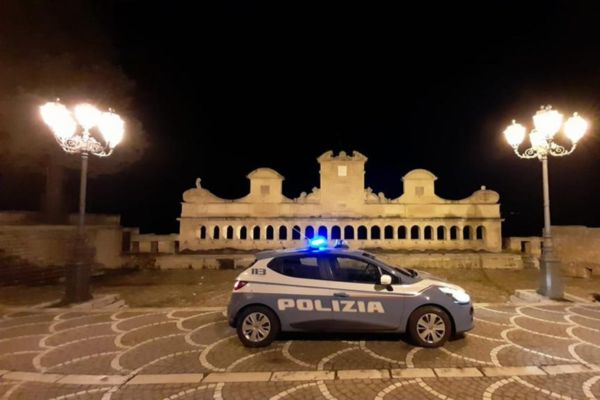 Incendio in appartamento a Leonforte, donna salvata dalla polizia