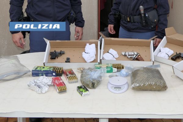 Scovati armi e droga in un appartamento disabitato di Catania