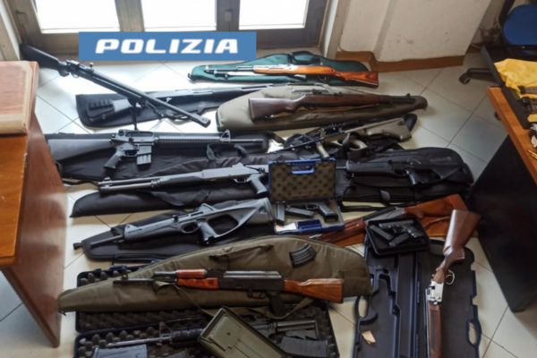 Nasconde un arsenale nella mansarda della sua casa