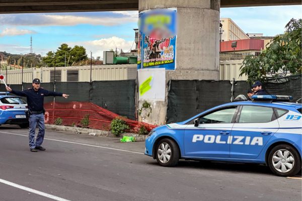 In auto con capi di abbigliamento rubati, 24enne denunciato per ricettazione