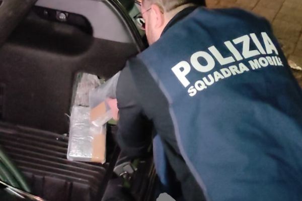 Arrestati due uomini trovati in possesso di due Kg di cocaina in auto
