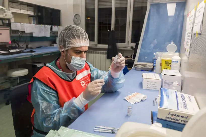 Covid, tutti gli indicatori in calo