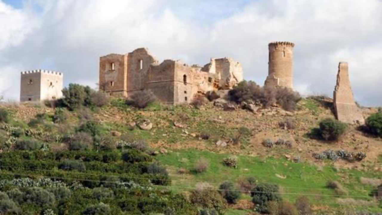 Sicilia nascosta: tra un arancio e l’altro potrebbe spuntarti un misterioso castello | Il panorama ti toglie il respiro
