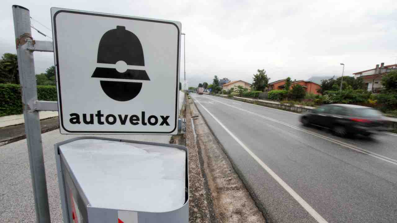 Multe, se ti arriva questa lettera a casa non la pagare: è irregolare | La nuova legge a tutela dei cittadini: addio all’autovelox