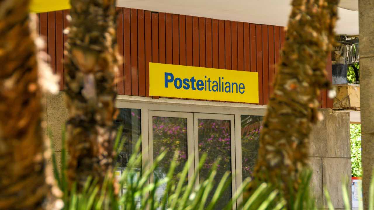 Poste Italiane, clamoroso regalo a tutti i clienti: versi sul conto e ricevi il ‘cashback’ | C’è una sola condizione