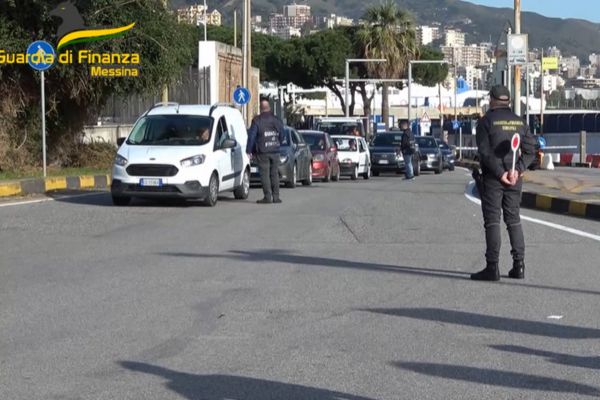 Controlli agli imbarcaderi a Messina, sequestrati 5 chili di hashish