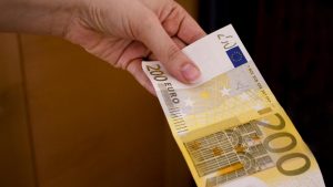 Banconota da 200 euro nelle mani di una persona - foto Depositphotos - SiciliaNews24.it