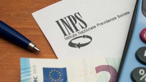 Carta dell'INPS con calcolatrice, 20 euro e una penna - foto Depositphotos - SiciliaNews24.it