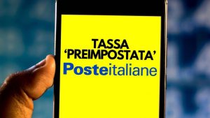 Logo Poste italiane sullo sfondo di uno smartphone - foto Depositphotos - SiciliaNews24.it