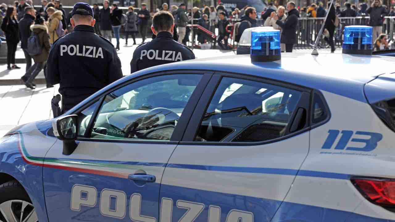 La Polizia bussa in Sicilia: entrare è facilissimo | Ma il lavoro è ‘comunale’: stipendio sicuro, 0 rischi e 14 mensilità
