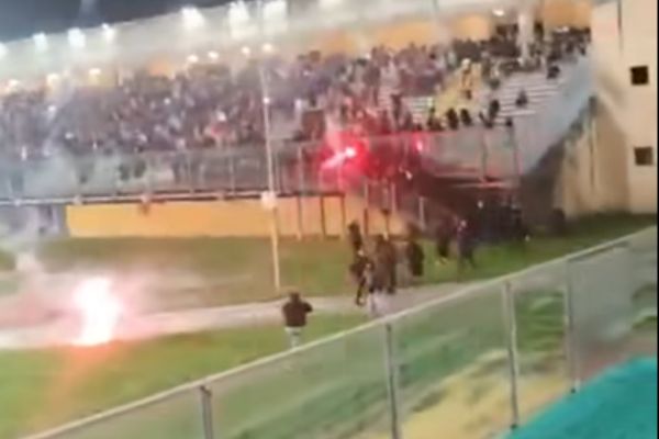 Scontri allo stadio Euganeo di Padova, gli ultras siciliani lanciano fumogeni