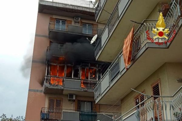 Incendio in un’abitazione ad Acireale, famiglie evacuate