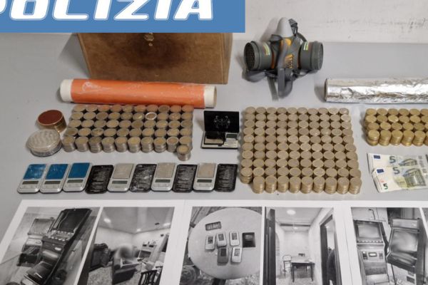 Segnalano otto bimbi soli a Catania, polizia scopre una sala giochi abusiva e un centro di spaccio