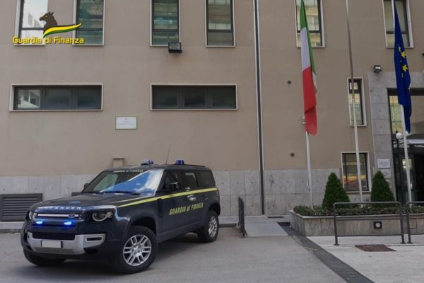 Sequestrati capi d’abbigliamento con marchi di case di alta moda contraffatti