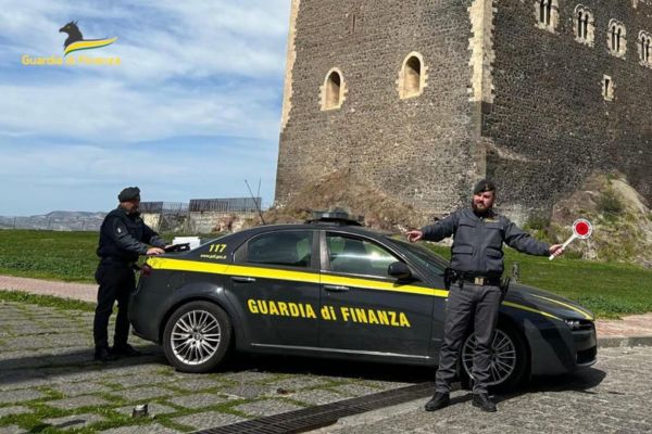 Arrestato a Paternò un falso finaziere: ritirava la merce senza pagare