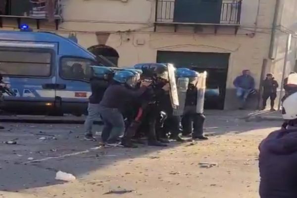 Vampe di San Giuseppe a Palermo, agenti aggrediti, tre in ospedale