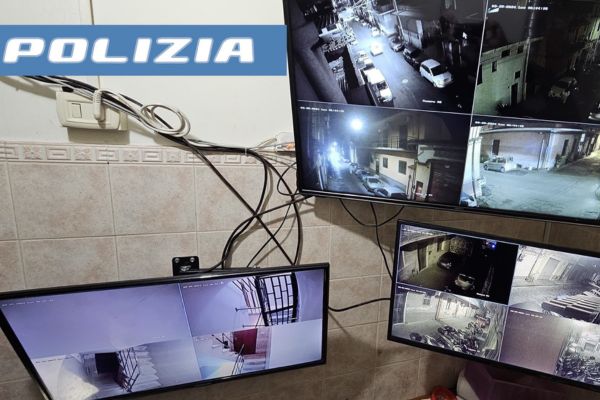 Segnalano otto bimbi soli a Catania, polizia scopre una sala giochi abusiva e un centro di spaccio