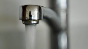 Rubinetto aperto da cui sgorga acqua a quantità - foto ANSA - SiciliaNews24..it