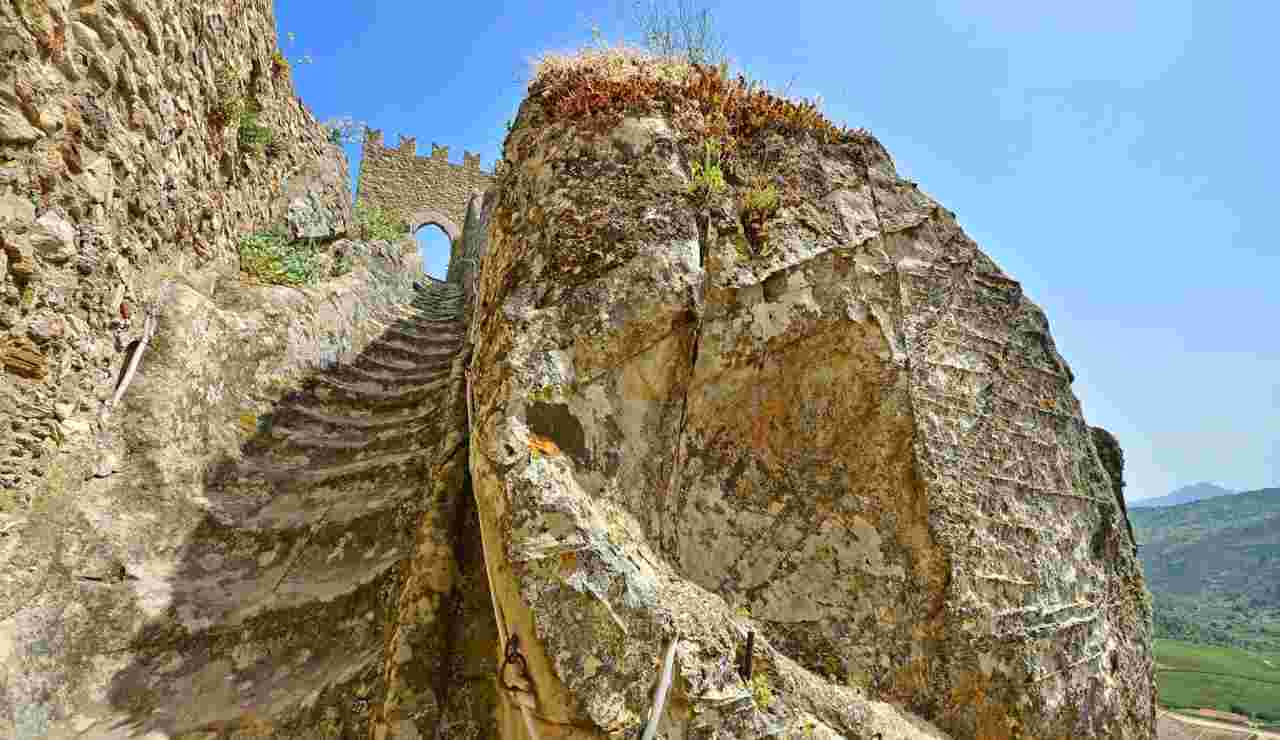 Sembra la muraglia cinese ma si trova in Sicilia | Il borgo più bello d’Europa è in provincia di Enna