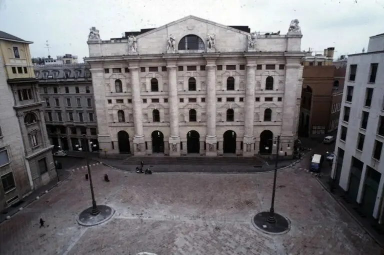 Piazza Affari chiude in rialzo, Ftse Mib +0,28%