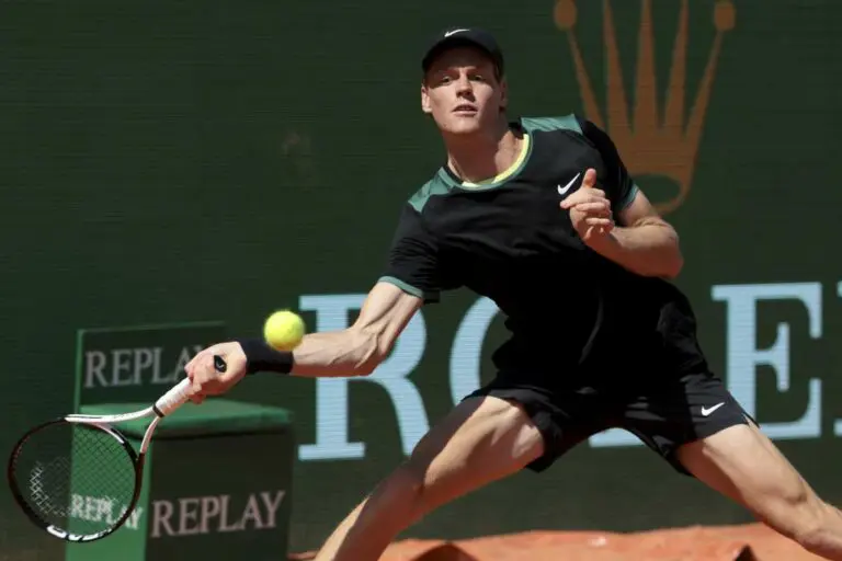 Sinner eliminato in semifinale da Tsitsipas a Montecarlo