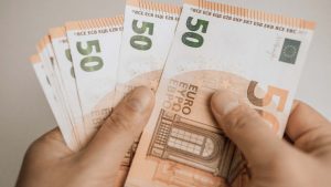 Diverse banconote da 50 euro tra le mani - foto Depositphotos - SiciliaNews24.it