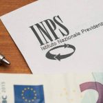 Foglio dell'INPS con banconota, penna e calcolatrice - foto Depositphotos - SiciliaNews24.it