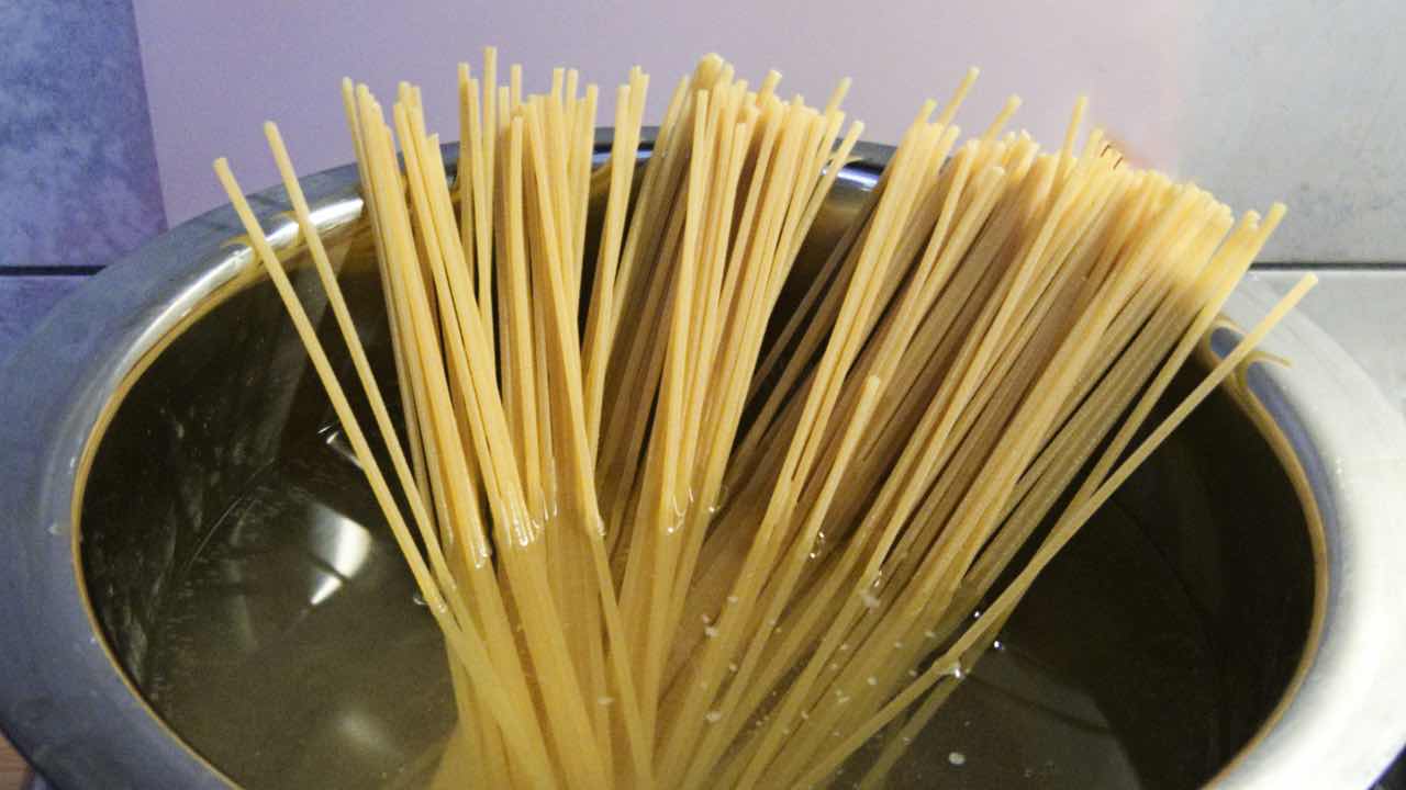 Hai il malocchio? In Sicilia usano questo piatto di pasta per combatterlo | È l’unico metodo utilizzabile