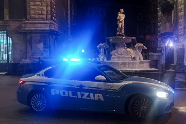 Entra nella fontana dell’Alemanno in piazza a Catania: arrestato