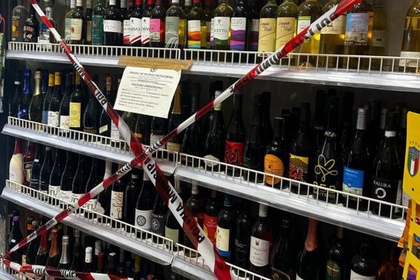 Multe per quasi 15mila €, sequestrate 13 mila bevande e chiuse due attività