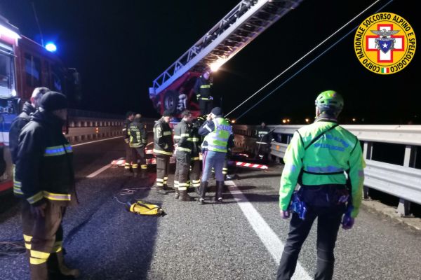 Ritrovato un corpo senza vita sotto un cavalcavia dell’autostrada A18